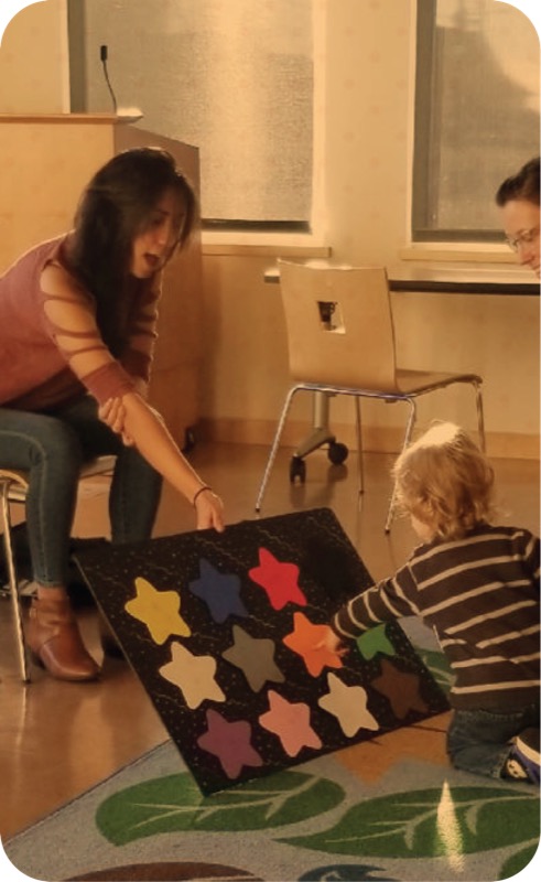 Maestra mostrando colores a ni&ntilde;os en el sal&oacute;n